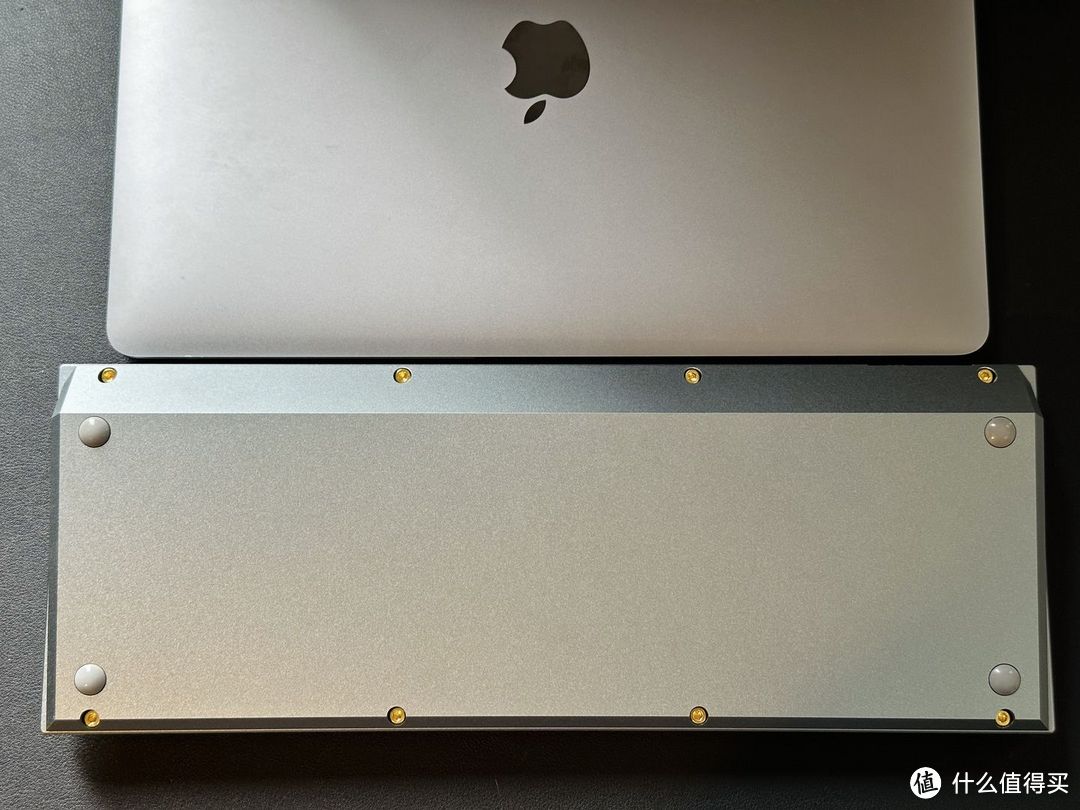 背面是一整个铝合金外壳，质感和MacBook Pro接近
