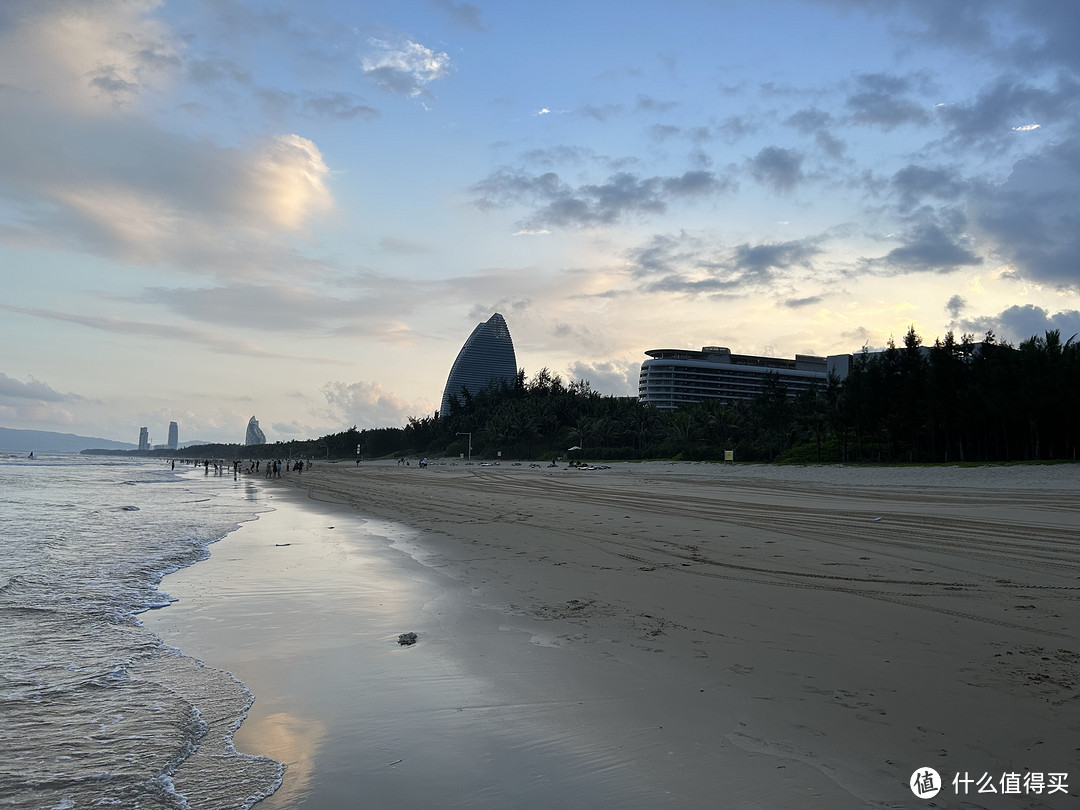 海棠湾海滩人就多起来了