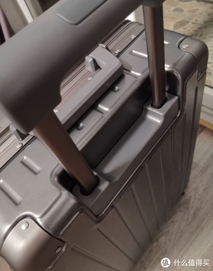 经典的铝框拉杆箱--京造 无界铝框20英寸行李箱