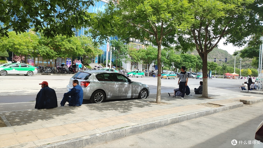 昨天出去玩,考场附近全是学生家长