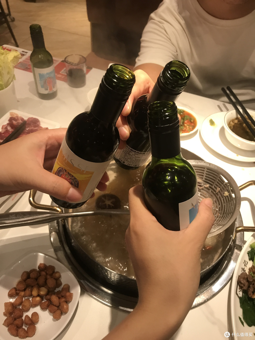 可以对瓶吹的葡萄酒,不拘小节尽显欢畅