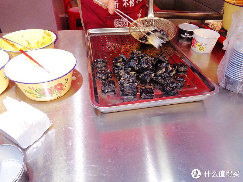 去夜市3人吃了150元，发群里，网友说：酒店的价格