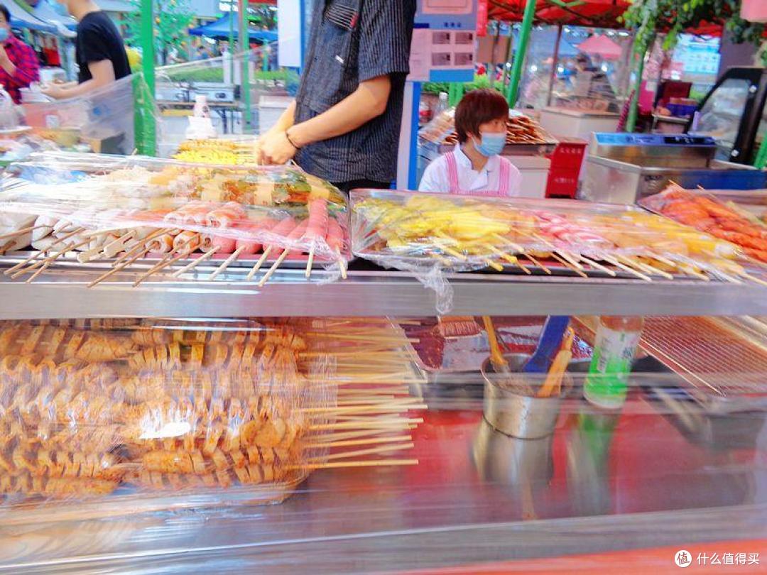 乌鲁木齐又多了一个吃美食的夜市，烧烤，肚包肉任意吃