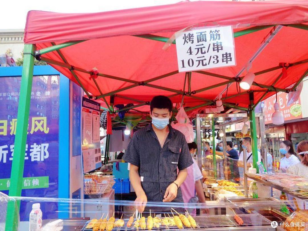 乌鲁木齐又多了一个吃美食的夜市，烧烤，肚包肉任意吃