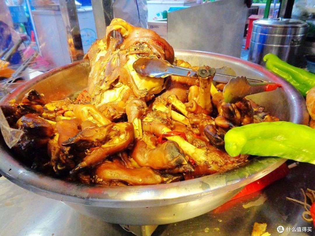 乌鲁木齐又多了一个吃美食的夜市，烧烤，肚包肉任意吃