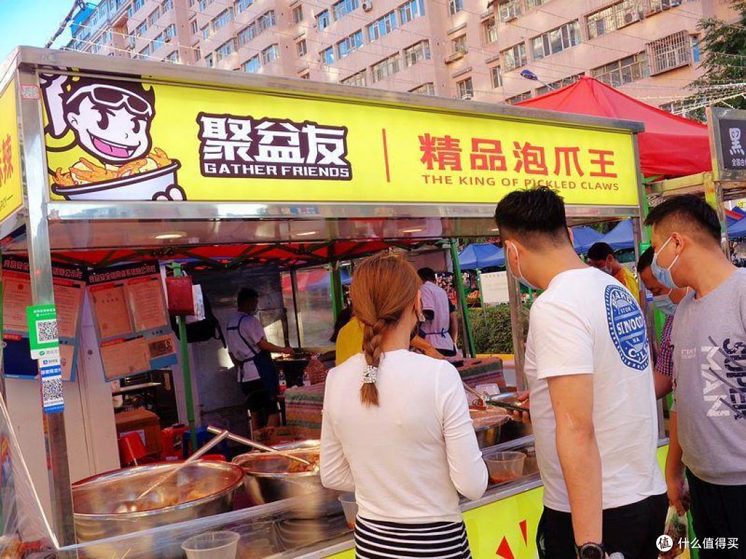 乌鲁木齐又多了一个吃美食的夜市，烧烤，肚包肉任意吃