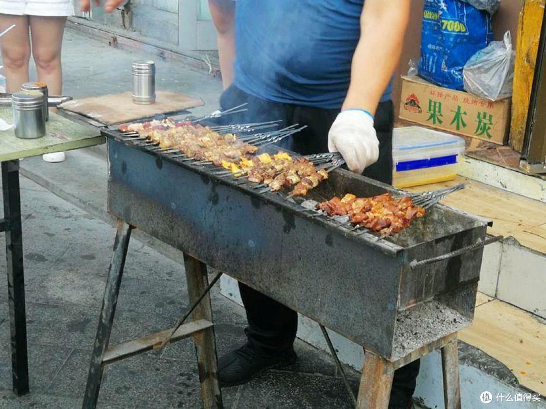 乌鲁木齐又多了一个吃美食的夜市，烧烤，肚包肉任意吃