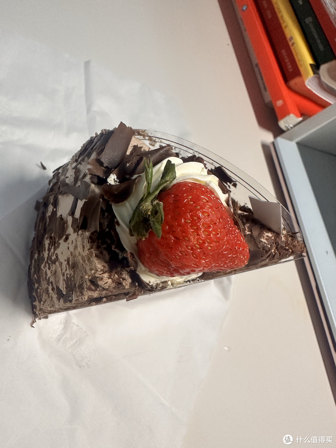 黑森林巧克力蛋糕-浓密奶油，加上甜甜的草莓。