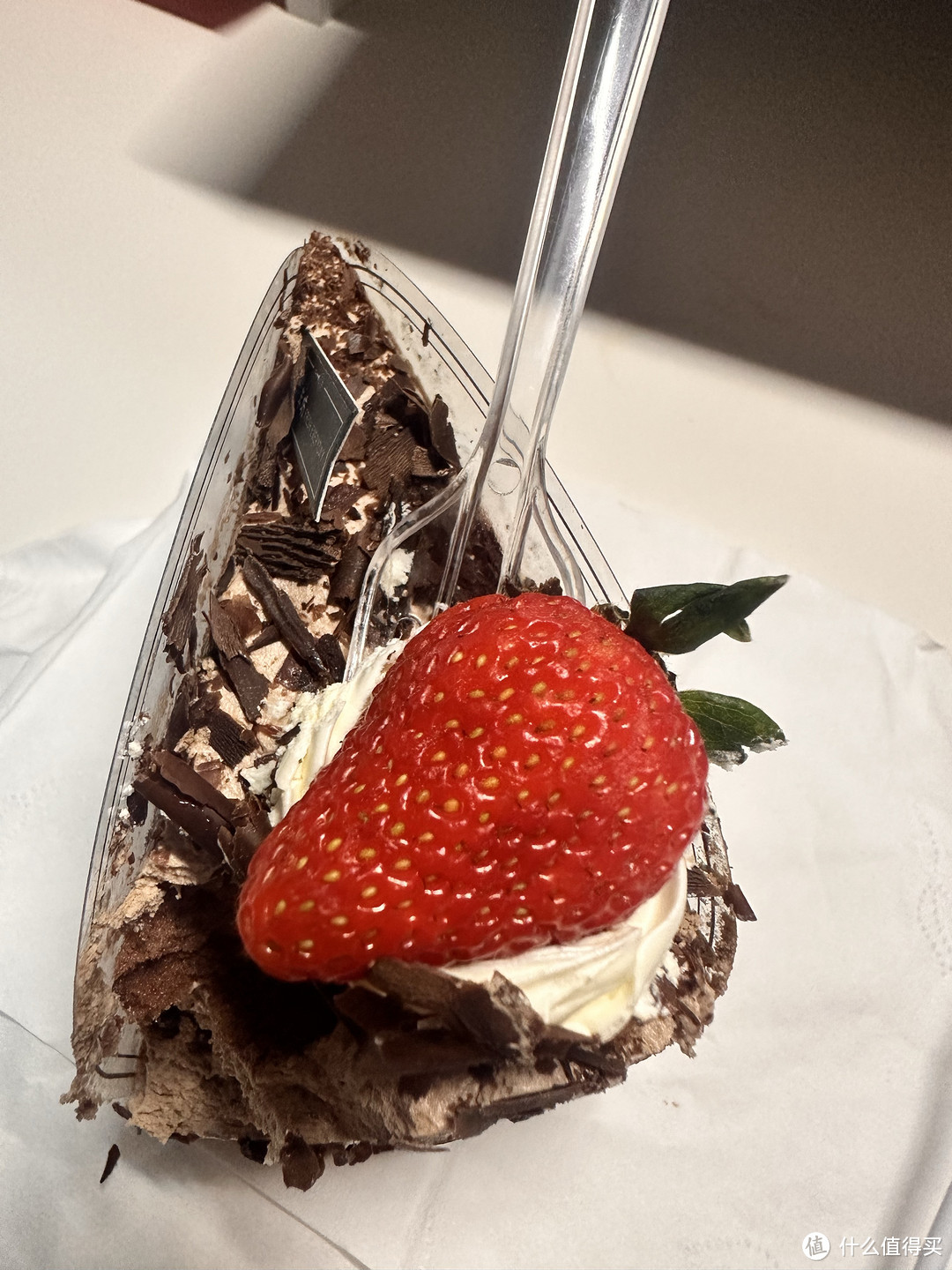 黑森林巧克力蛋糕-浓密奶油，加上甜甜的草莓。