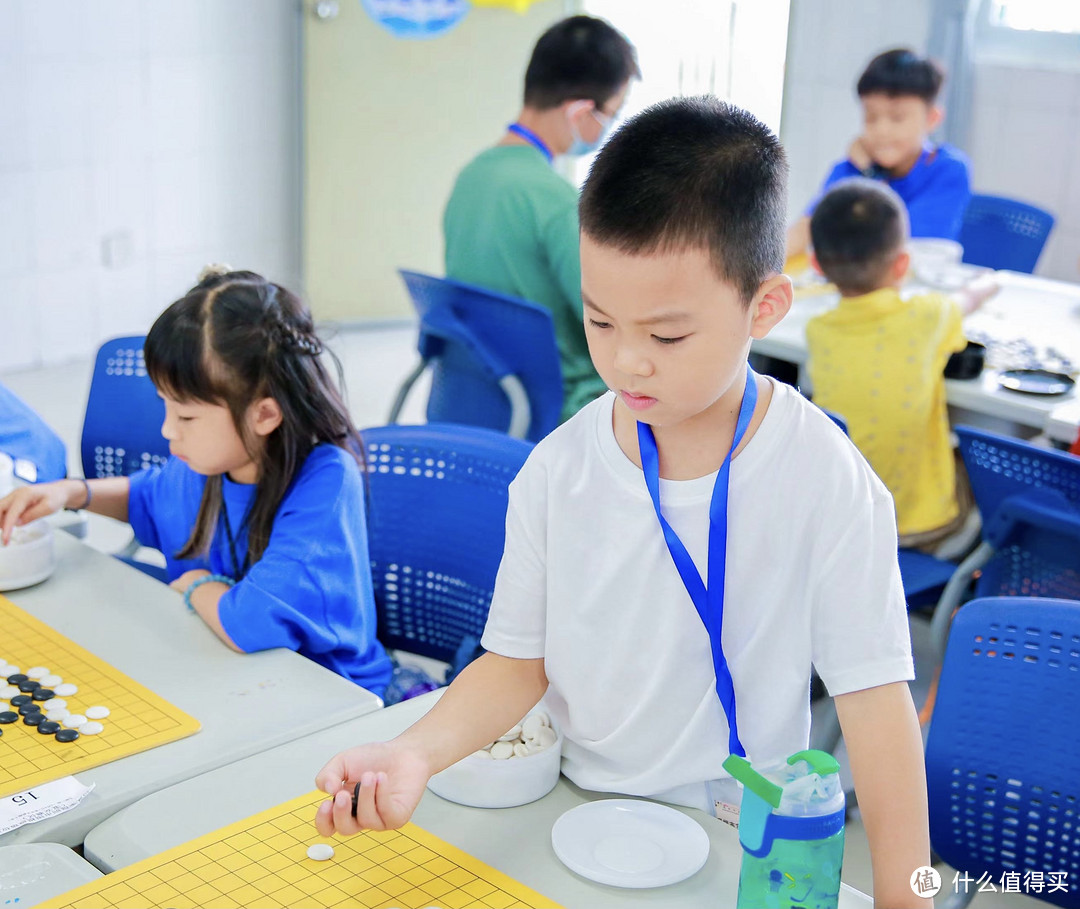 棋艺不行，颜值来凑