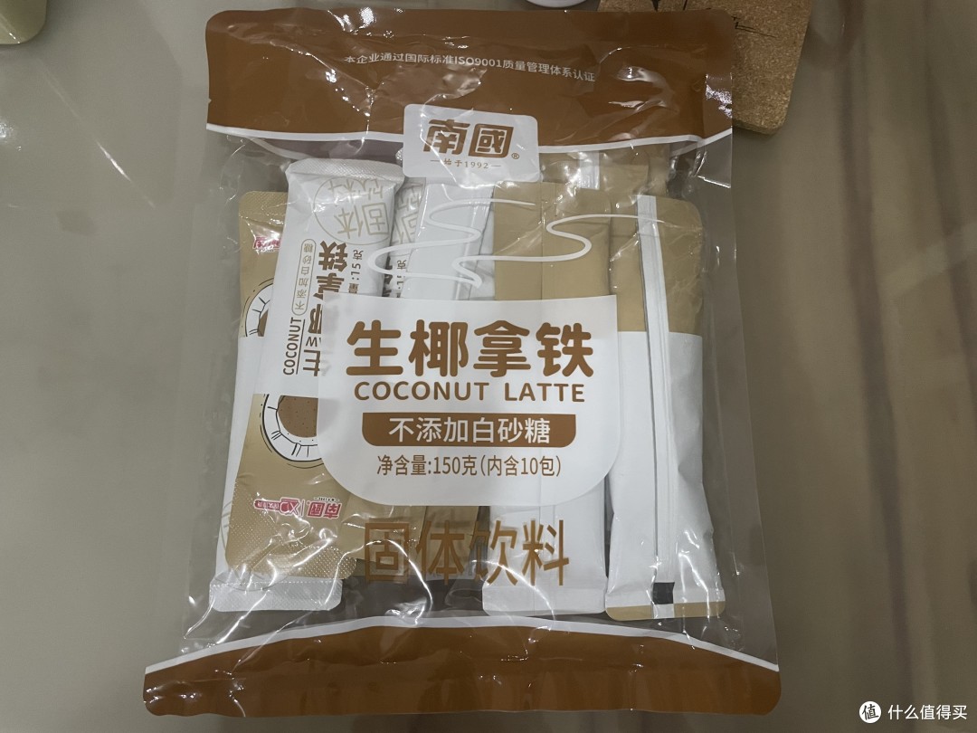 一块钱一杯的生椰拿铁，喝个味就好。