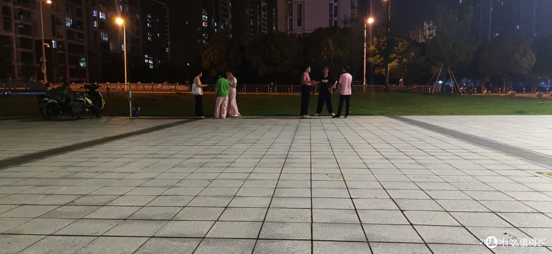 我的运动主场之:偶尔我会客串一下羽毛球运动员当两个年轻姑娘的陪练!