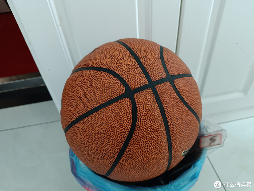 网购八十几元的pu皮篮球，用起来还可以