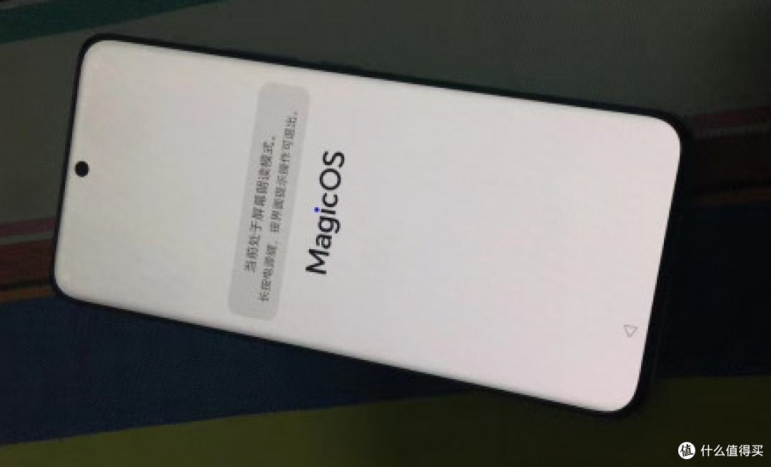 6.7英寸OLED大屏，全场景人像拍摄，荣耀90