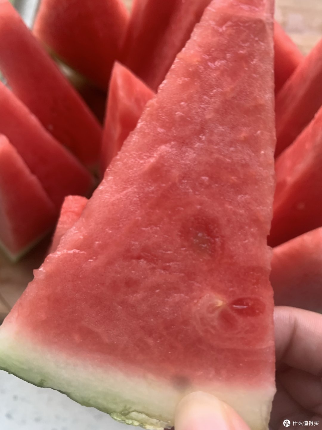 夏天来一个冰镇西瓜挖着吃。