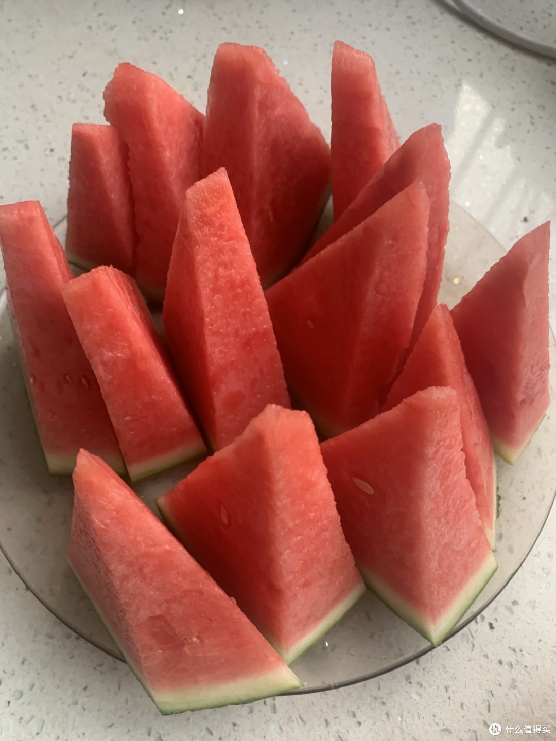 夏天来一个冰镇西瓜挖着吃。