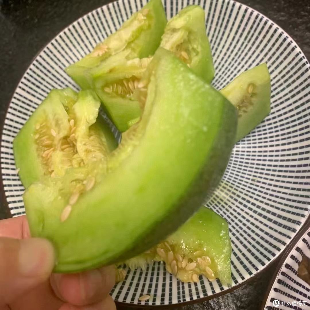 夏天来一个冰镇西瓜挖着吃。