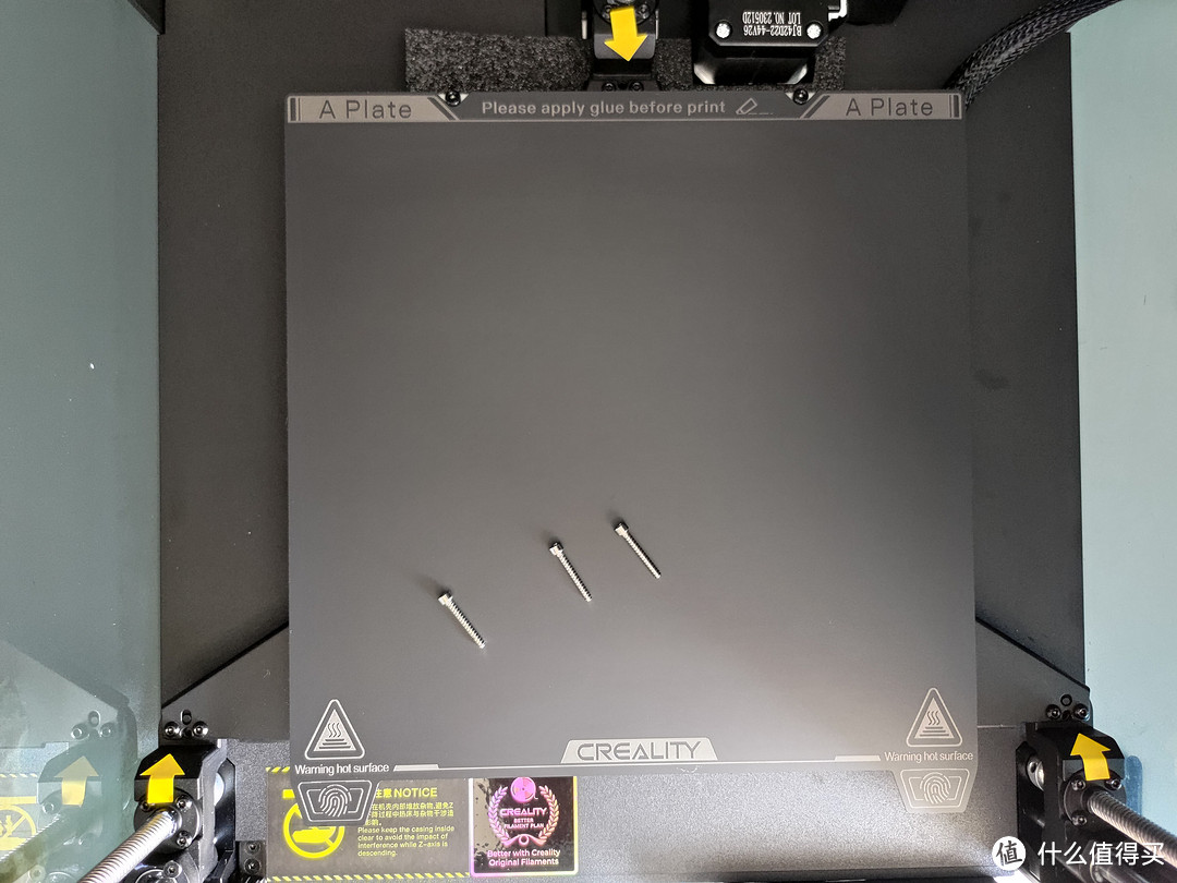 同样的卸下黄色箭头所示的三颗热床固定螺丝