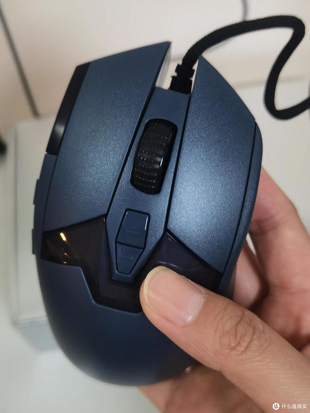 炫酷氛围灯,个性彩屏和无拘束伞绳,达尔优a980游戏鼠标硬件满级