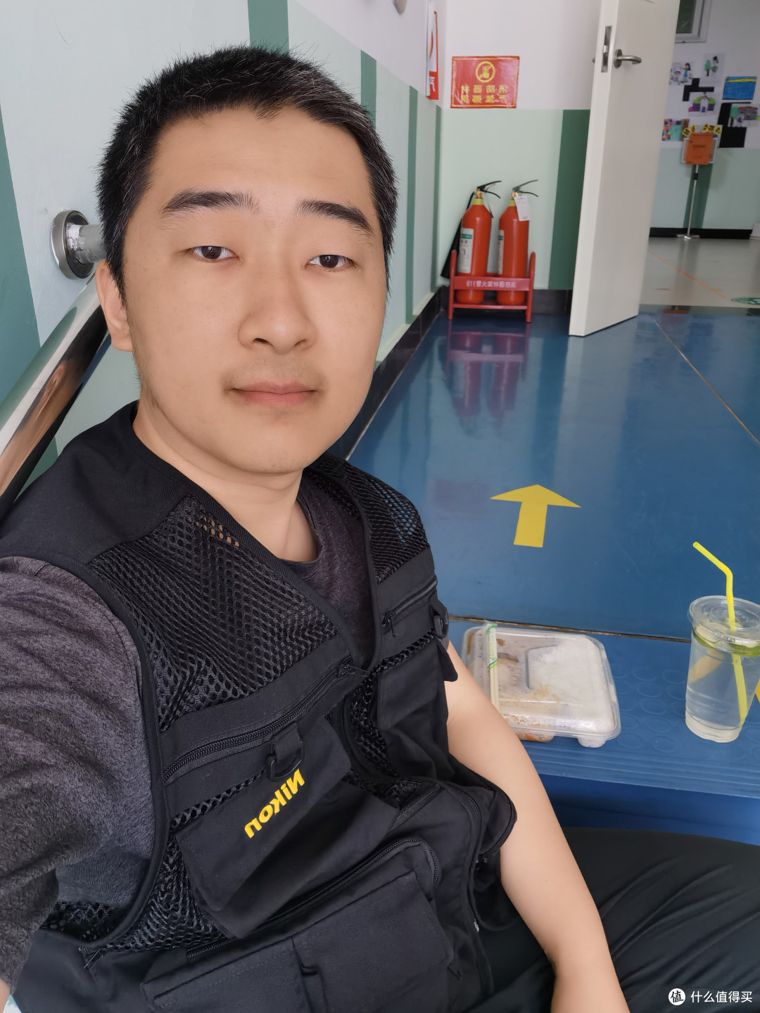 中年男人的倔强,为孩子拍摄毕业视频