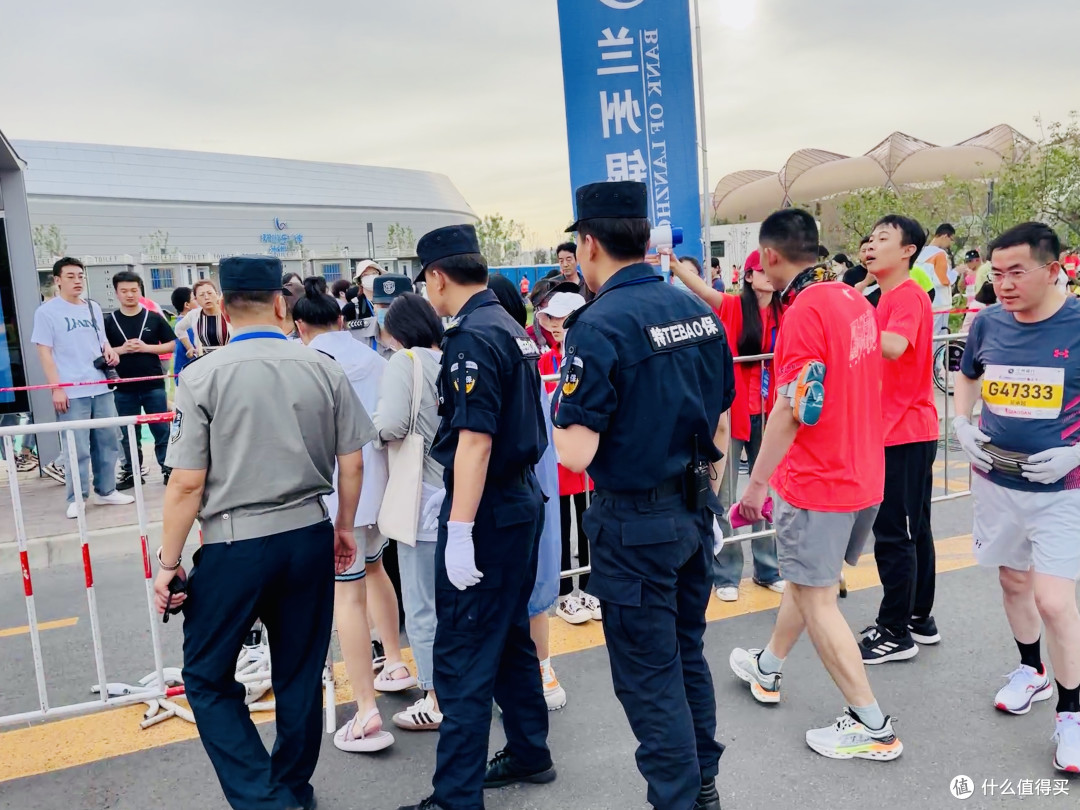 发三块奖牌的兰州马拉松,到底值得跑吗?