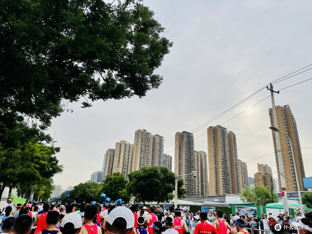 发三块奖牌的兰州马拉松,到底值得跑吗?