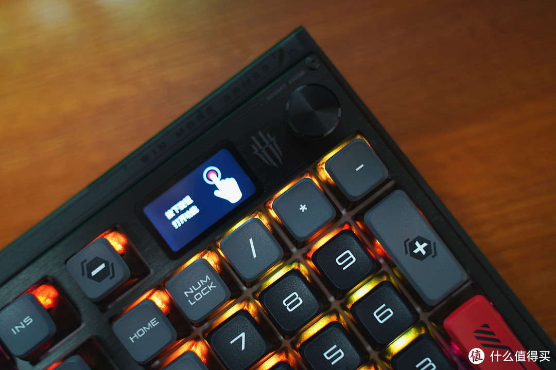 小屏幕搭配合金旋钮，这款红魔键鼠套装会玩。