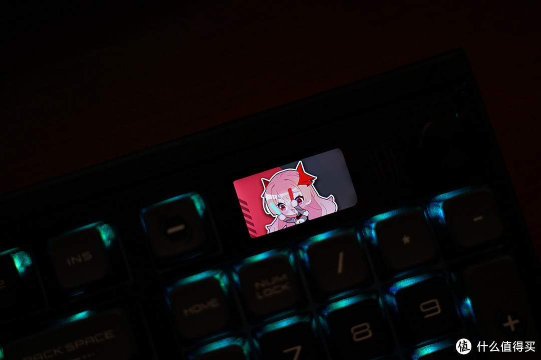 小屏幕搭配合金旋钮，这款红魔键鼠套装会玩。
