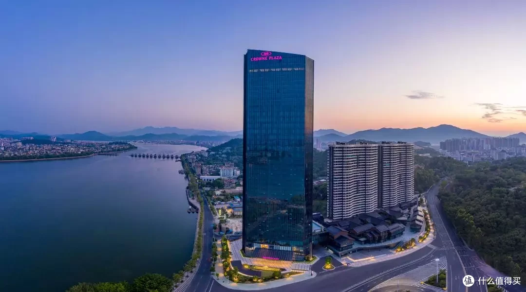 潮州腾瑞皇冠假日酒店位于潮州市韩江大桥桥头的腾瑞·外滩湾,酒店依