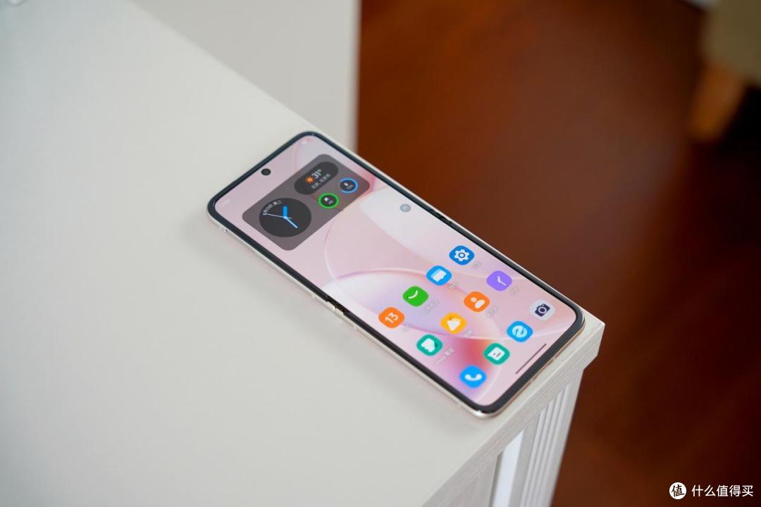 3999元的折叠屏独此一家,moto razr 40或许会是你的第一款小折叠