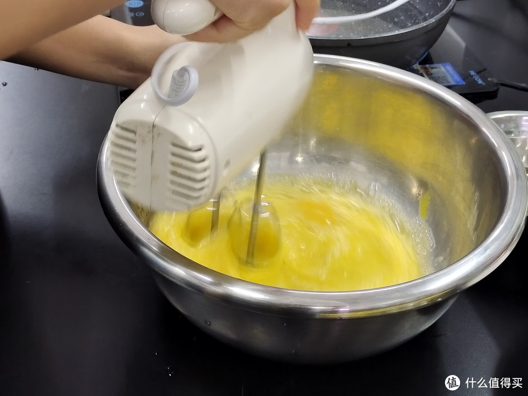 打蛋器是一种用来打散鸡蛋、搅拌食材的厨房工具