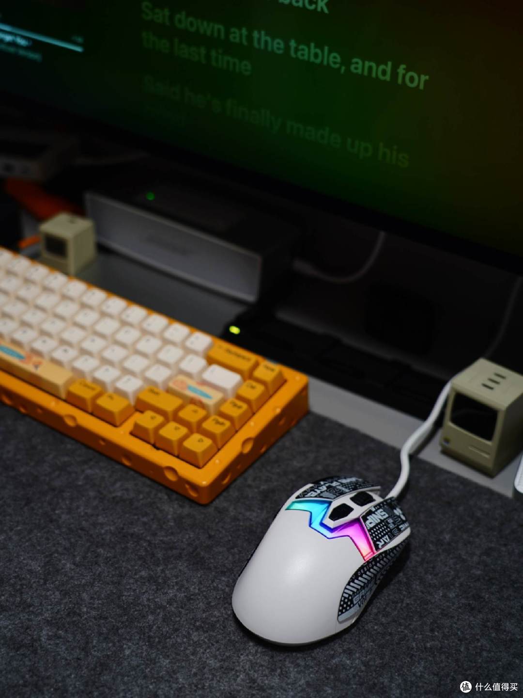 8KHz回报率,还带屏幕?达尔优A980游戏鼠标上手体验