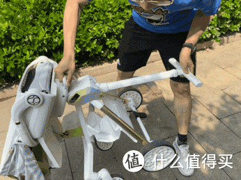 怎样一次选到好用的遛娃神器?选购指南在这里。宝妈亲测:帛琦Pouch婴儿推车怎么样?