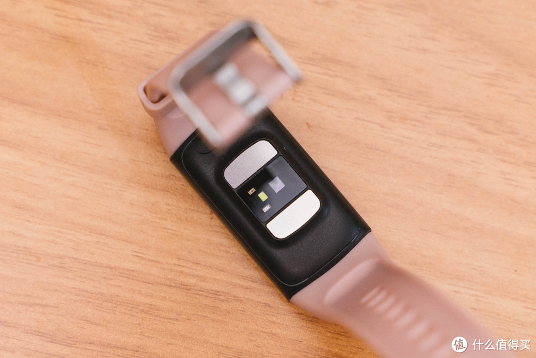 黑科技，不扎针就能测血糖血压的智能手环来了