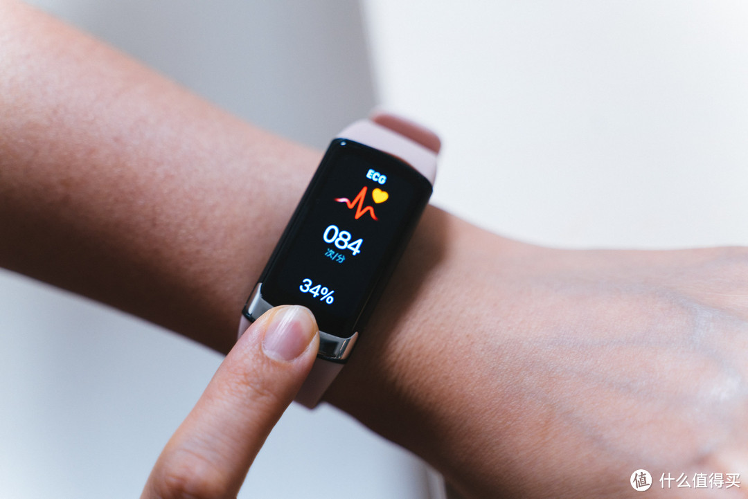 黑科技，不扎针就能测血糖血压的智能手环来了