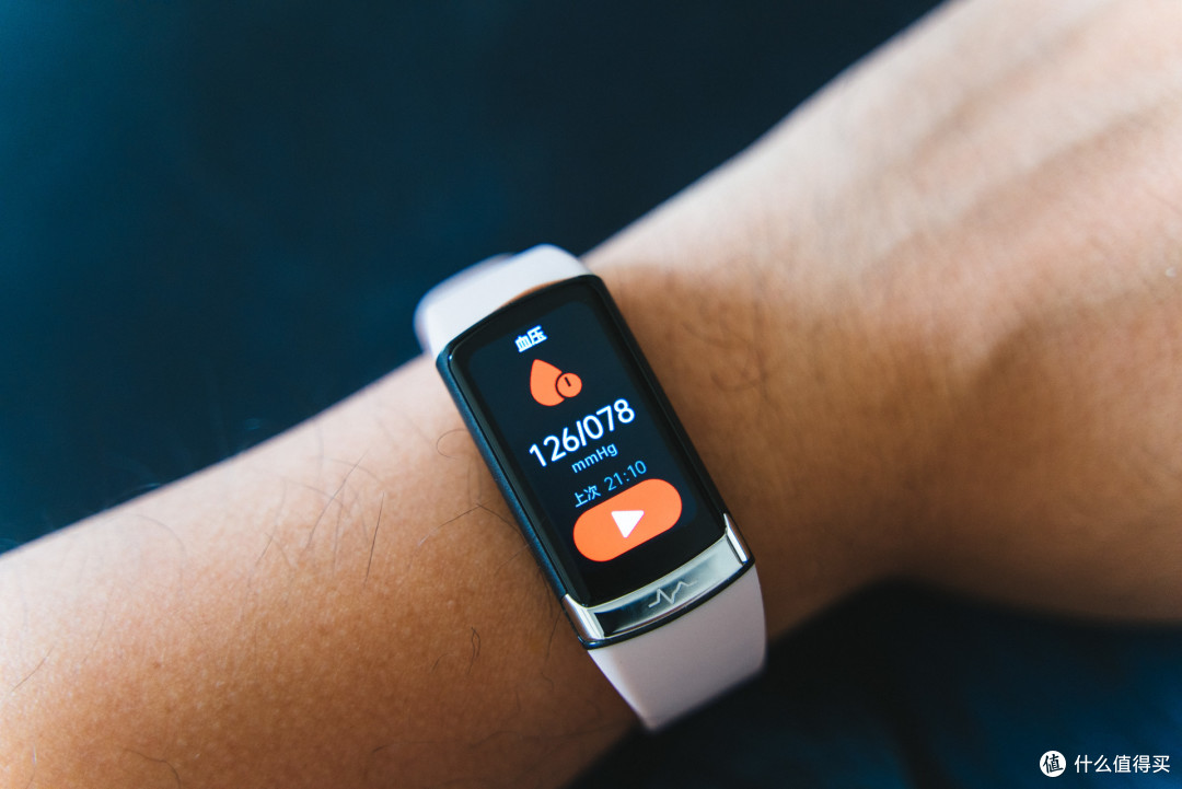 黑科技，不扎针就能测血糖血压的智能手环来了