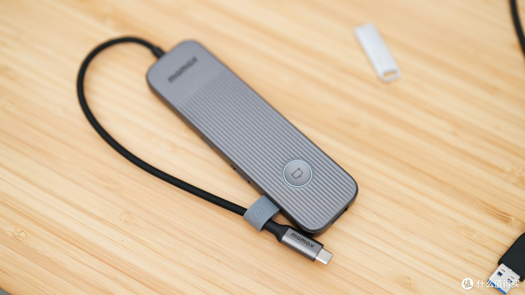 USB-C一线连:100W大功率充电,一键息屏, MOMAX 8合1扩展坞强大功能与便捷体验