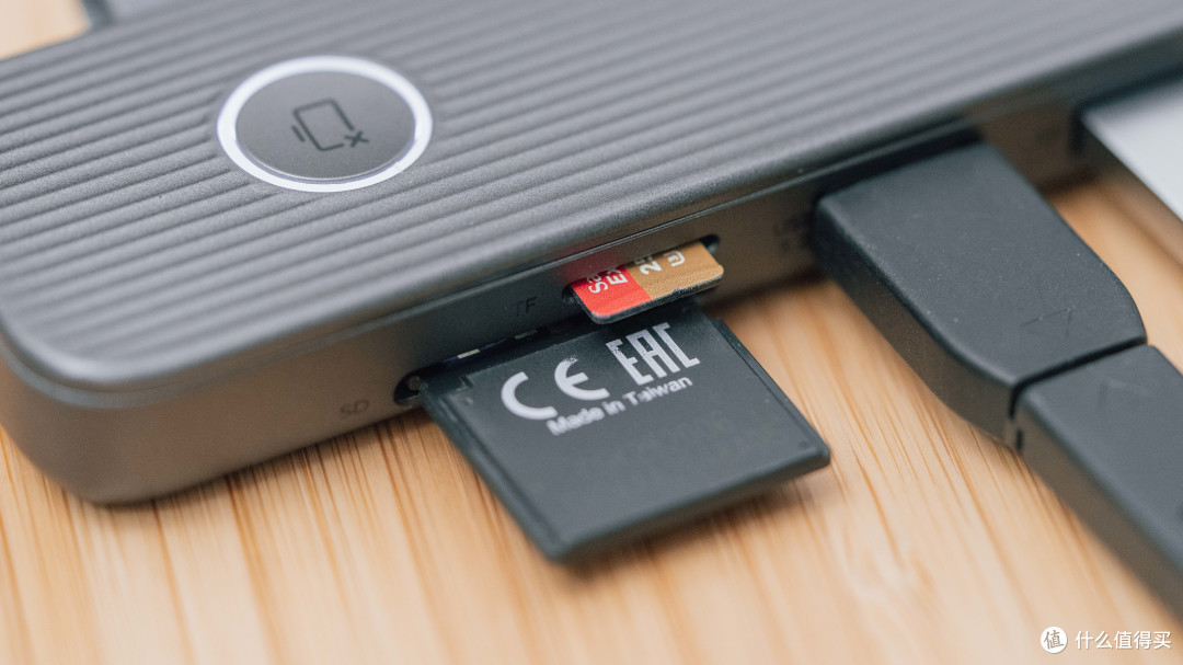 USB-C一线连:100W大功率充电,一键息屏, MOMAX 8合1扩展坞强大功能与便捷体验