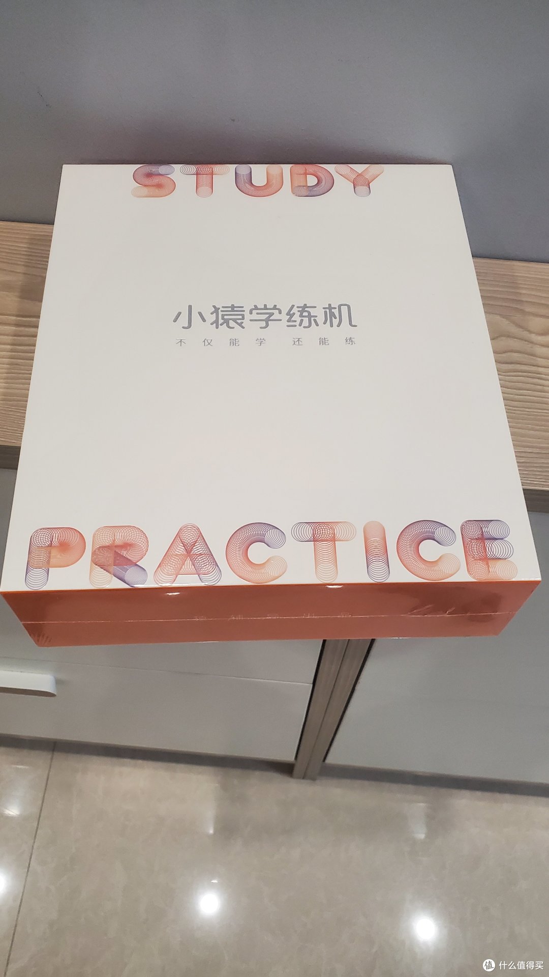 包装盒挺大,皮套和机器分开两盒拼在一起的,所以很厚