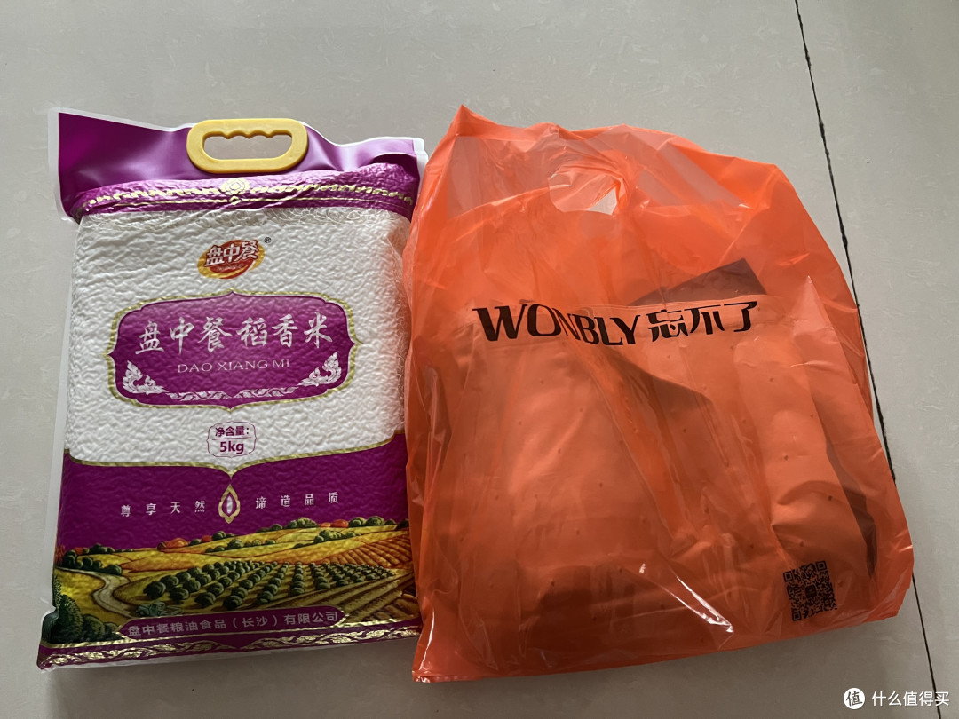 花费138元,2条休闲短裤,送了两双长袜,一袋十斤的米。