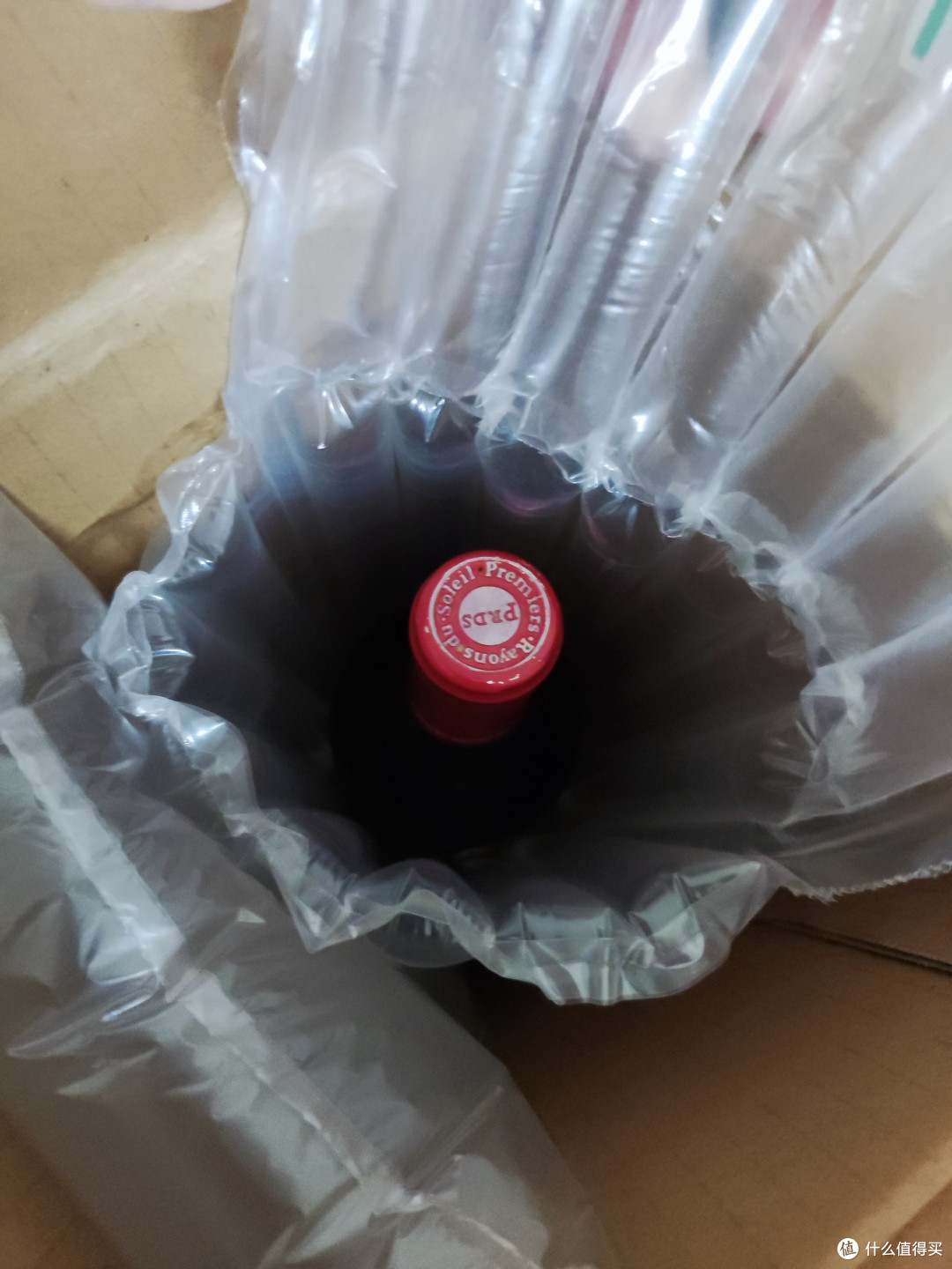 推荐我喜欢的两款红酒,默默的喝起来。斯诺穆云红酒,爱之湾起泡酒