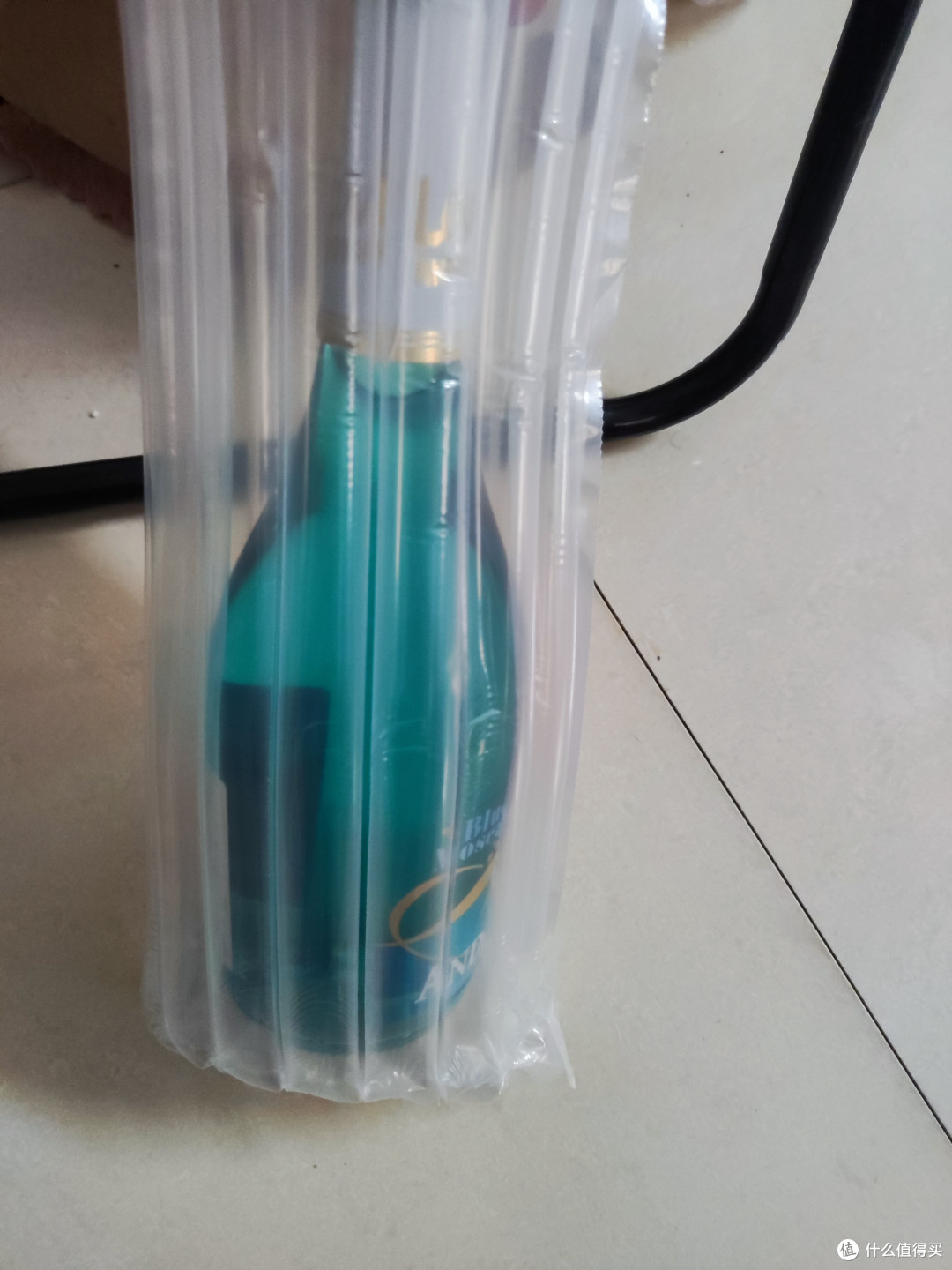 推荐我喜欢的两款红酒,默默的喝起来。斯诺穆云红酒,爱之湾起泡酒