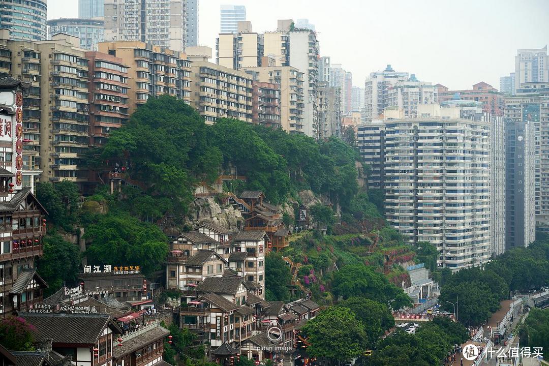 都说重庆的高楼“依”山而建，从洪崖洞这个视角看才知道真的是“依靠”在山上！
