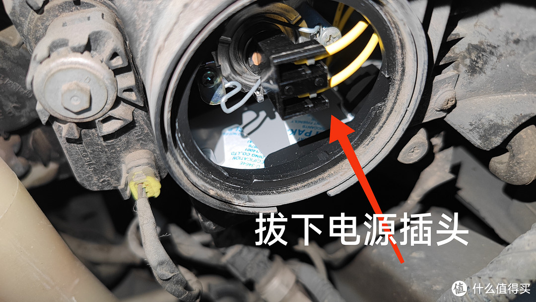 为了节省30块钱安装费,结果多花了30块。自己动手更换新胜达汽车近光灯!