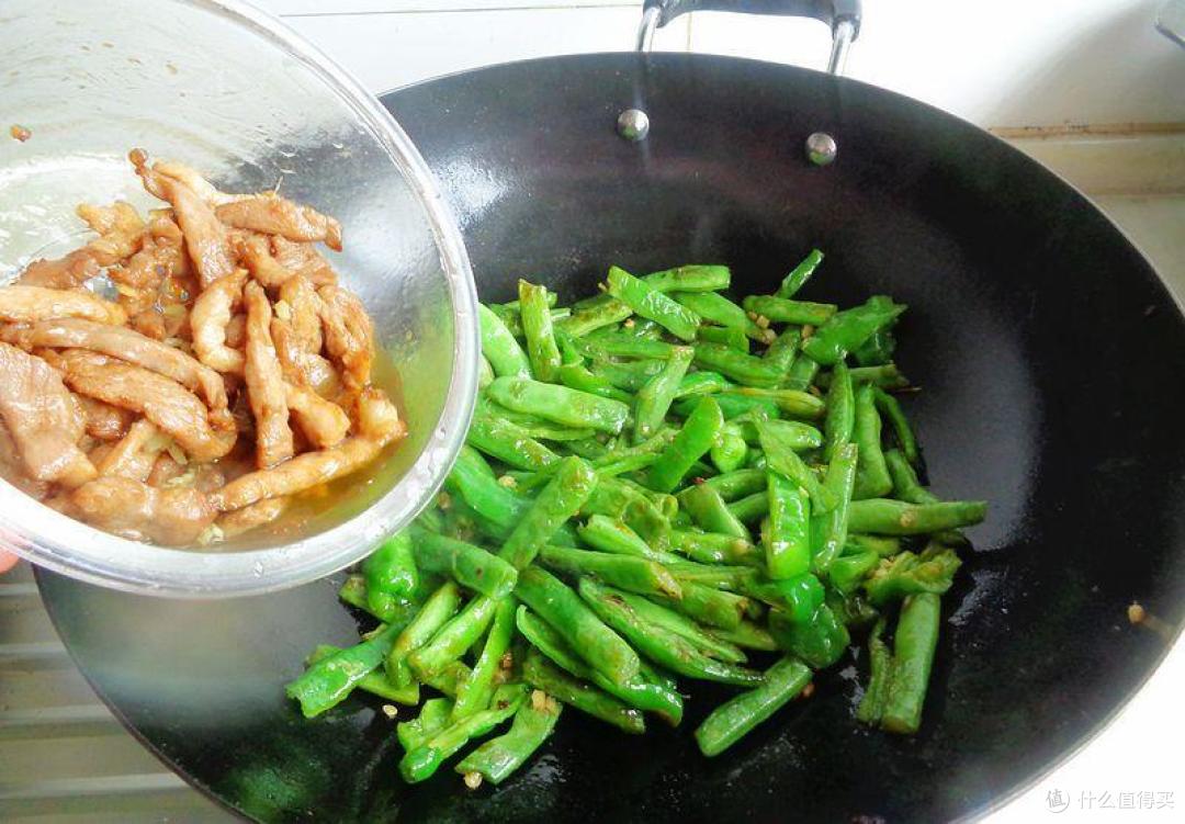 晒周末午餐,有鸡有肉,发到群里,网友说:太清淡