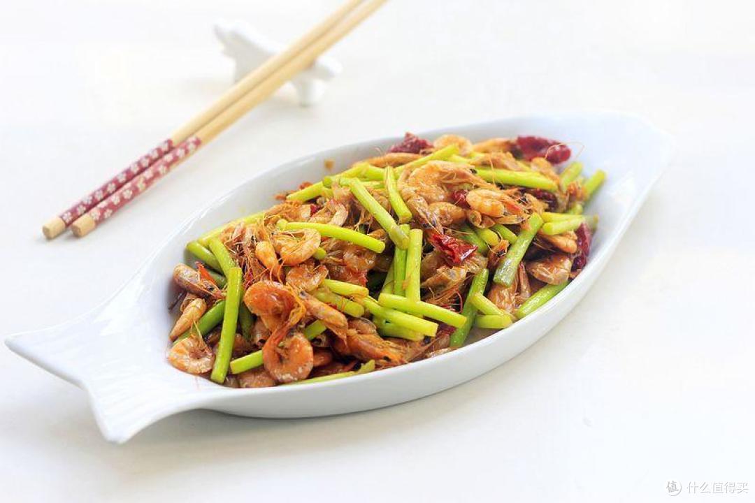 小河虾这么搭配炒,下酒又下饭,发育期孩子要多吃,蛋白质含量高