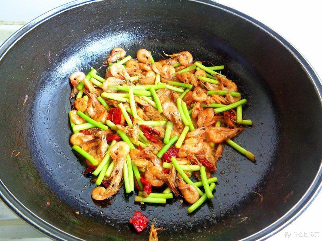 小河虾这么搭配炒,下酒又下饭,发育期孩子要多吃,蛋白质含量高