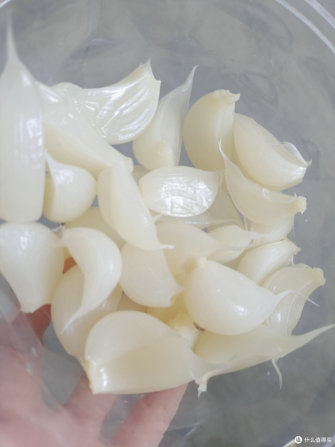 和大家分享一个生活中最常见的中式传统小咸菜～糖醋蒜。