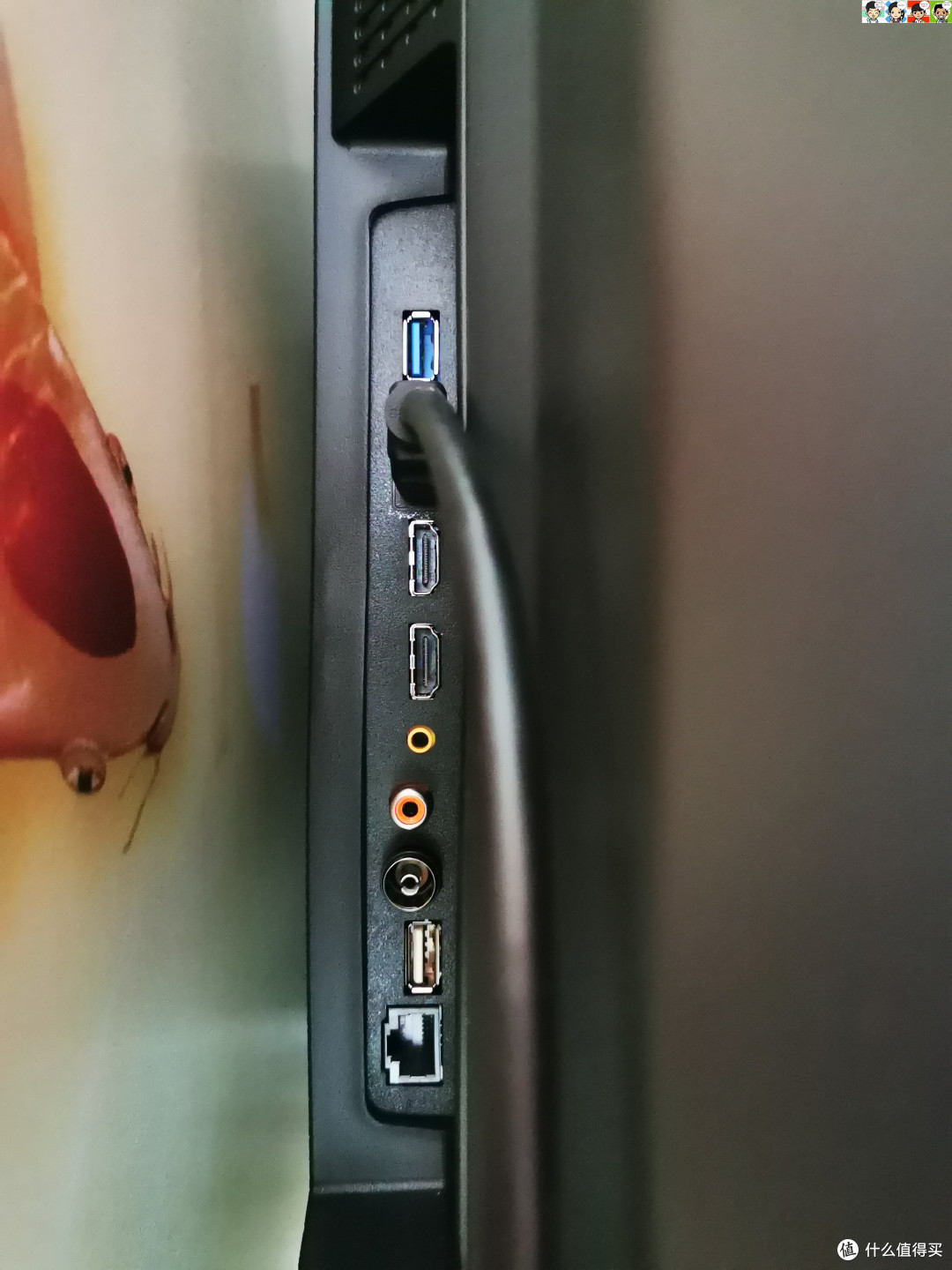 侧面有USB3.0接口1个，HDMI2.1接口3个，音频端口1个，视频端口1个，RF接口1个，USB2.0接口一个，网线接口1个。家里一般是爸妈才看电视，用的传统机顶盒接HDMI。