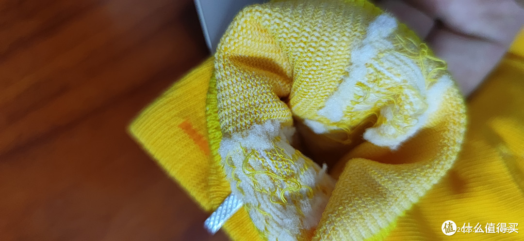      这双黄颜色的袜子，会不会闪亮到您的慧眼？？？